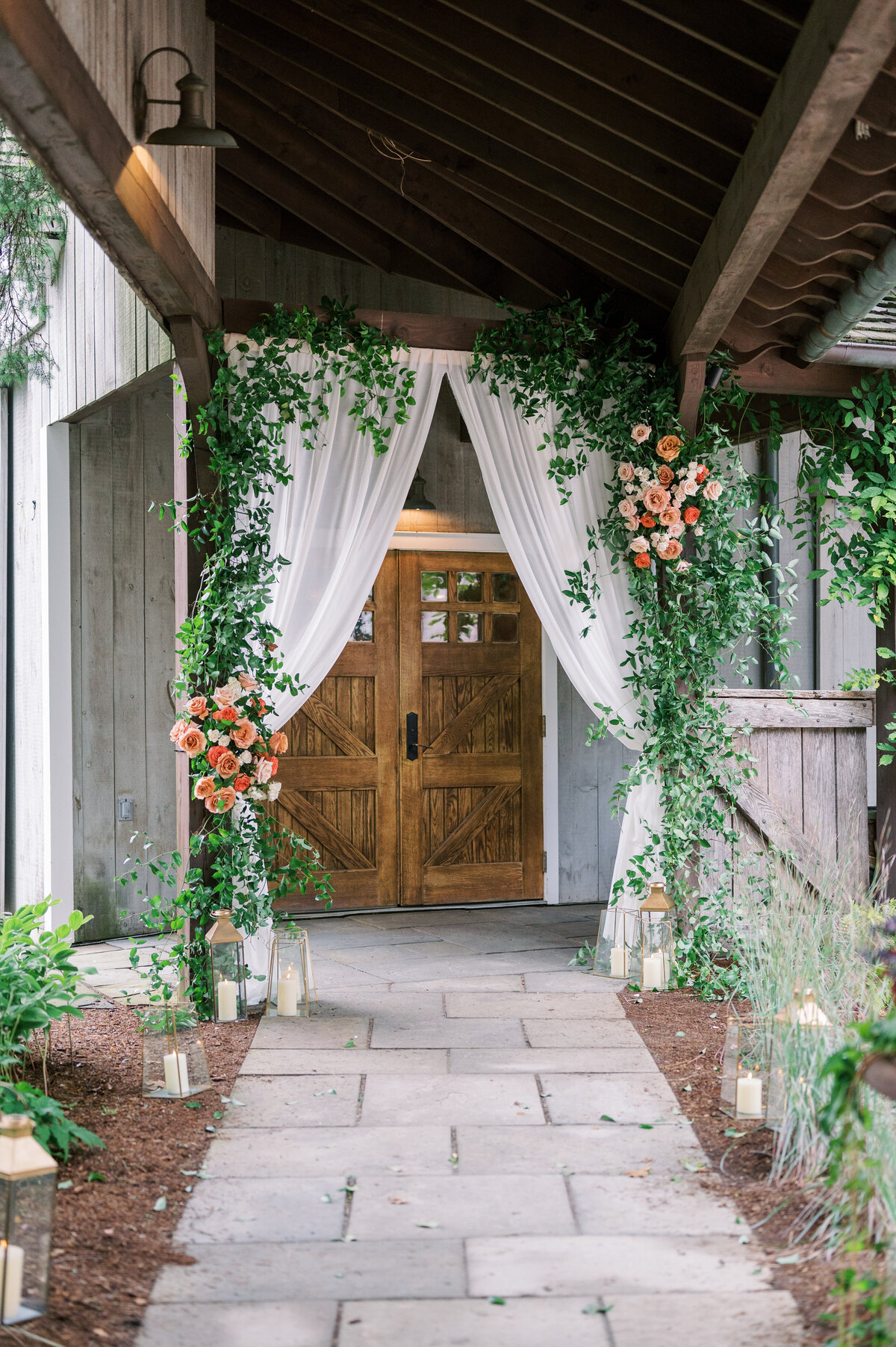 winvian-wedding-floral-entrance-reception