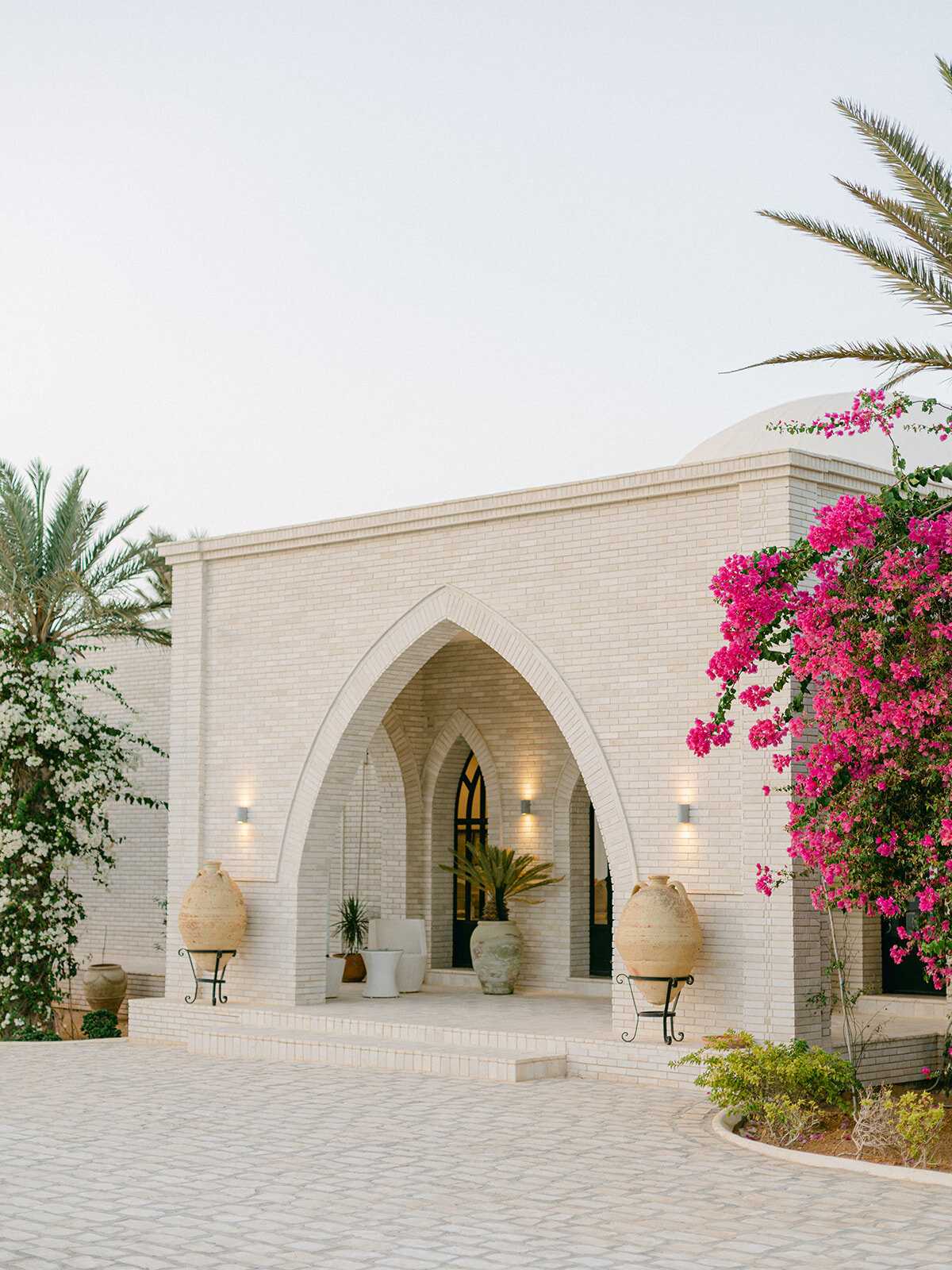 Destination wedding inspired by pink bougainvilleas at Dar Oomi Djerba Veronique lorre direction artistic floral designer Thomas Audiffren14