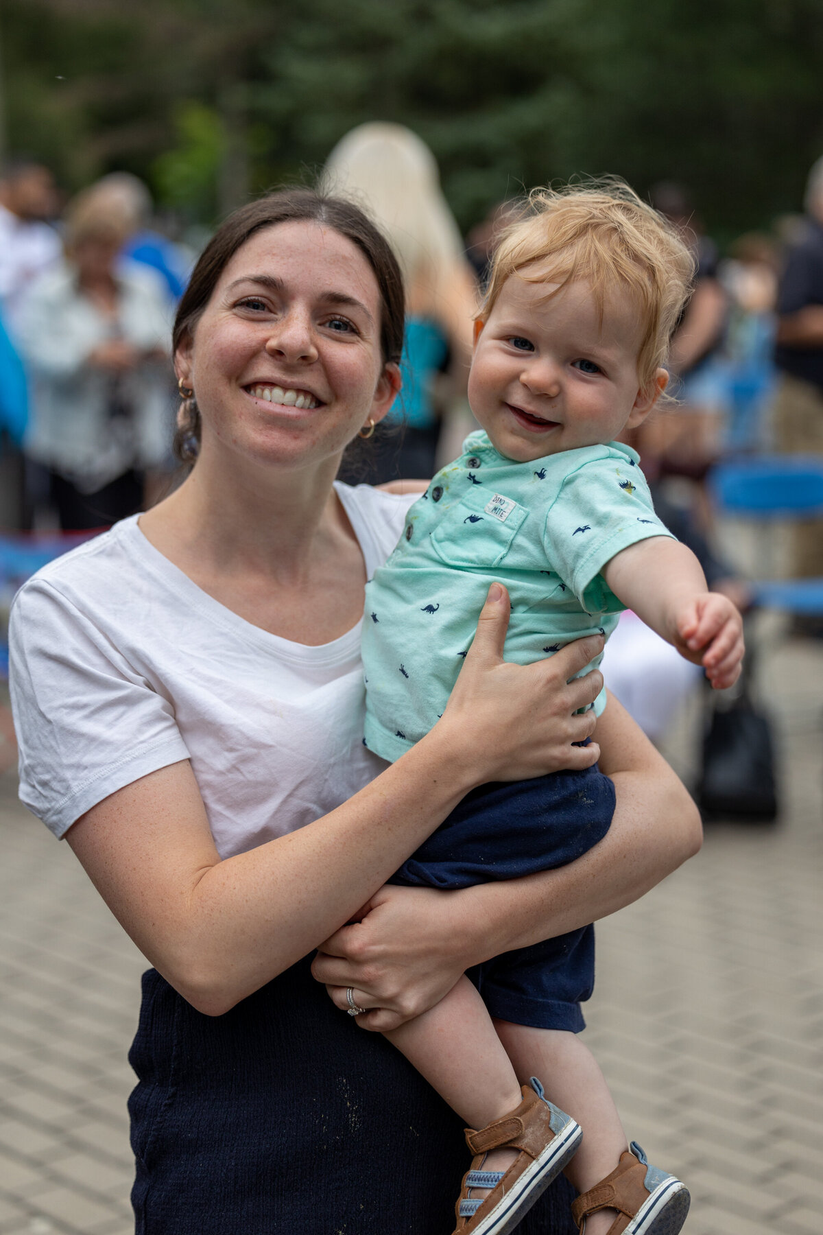 Spectacle d'été de l'OSM Mère et enfant souriants