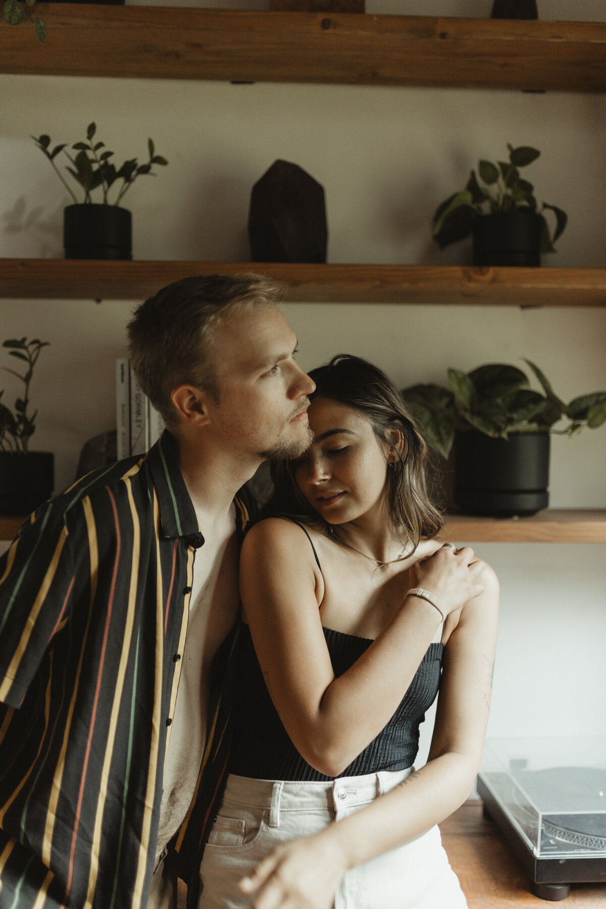 casualcouplesinhomesessionkansascityphotographer-57