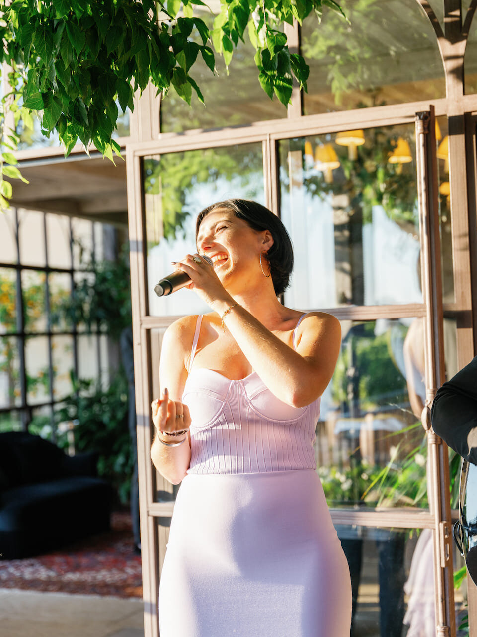 Outdoor-wedding-cocktail-hour-singer