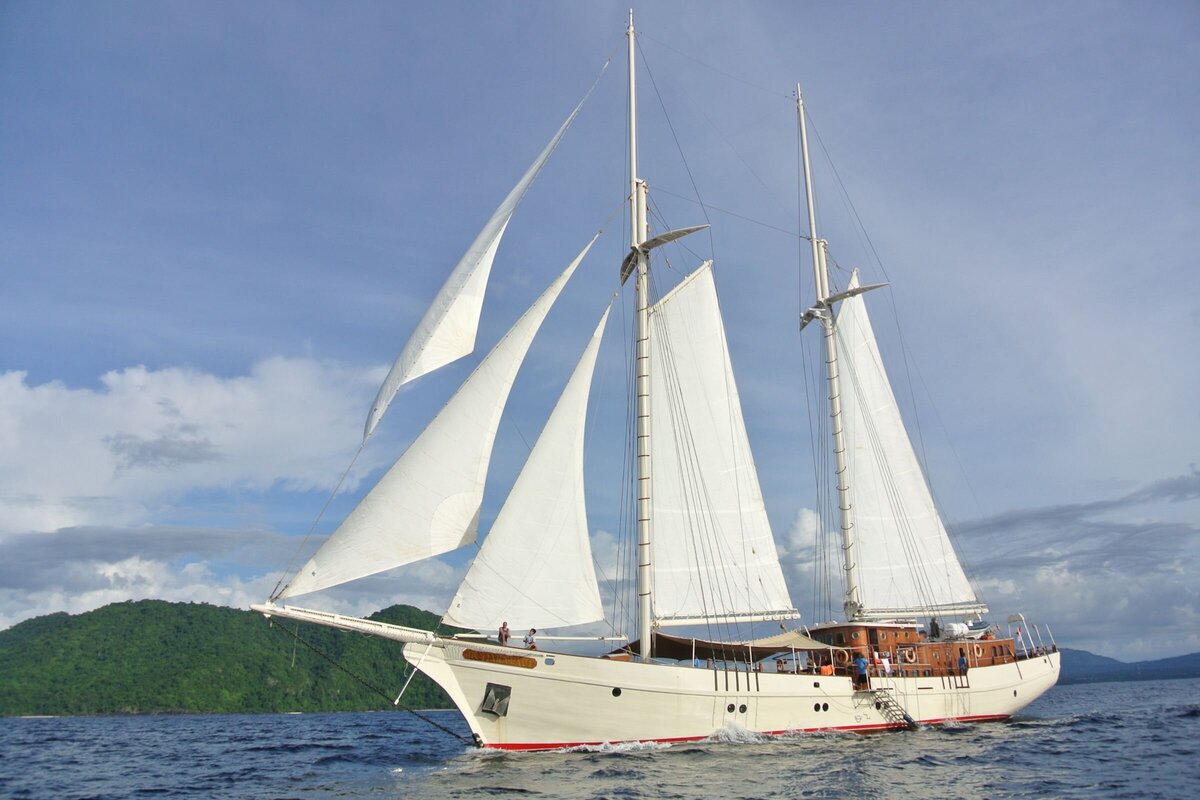 Luxury Charter Mutiara Laut Yacht Exterior 3