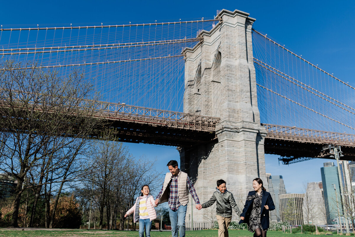 family photos taken at dumbo, brooklyn
