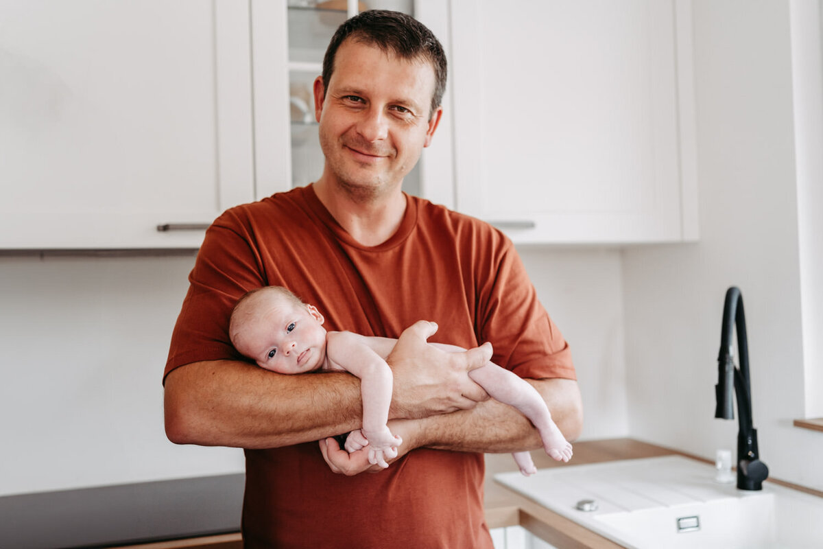 Lifestyle-newborn-foceni-doma_rodinna-fotografka-Praha-vychod_Karolina-Ticha-11