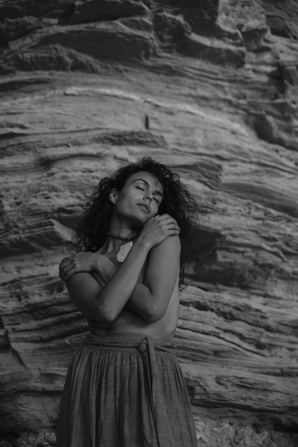 Closeup_Woman_Blackandwhite_Rocks_Ibiza