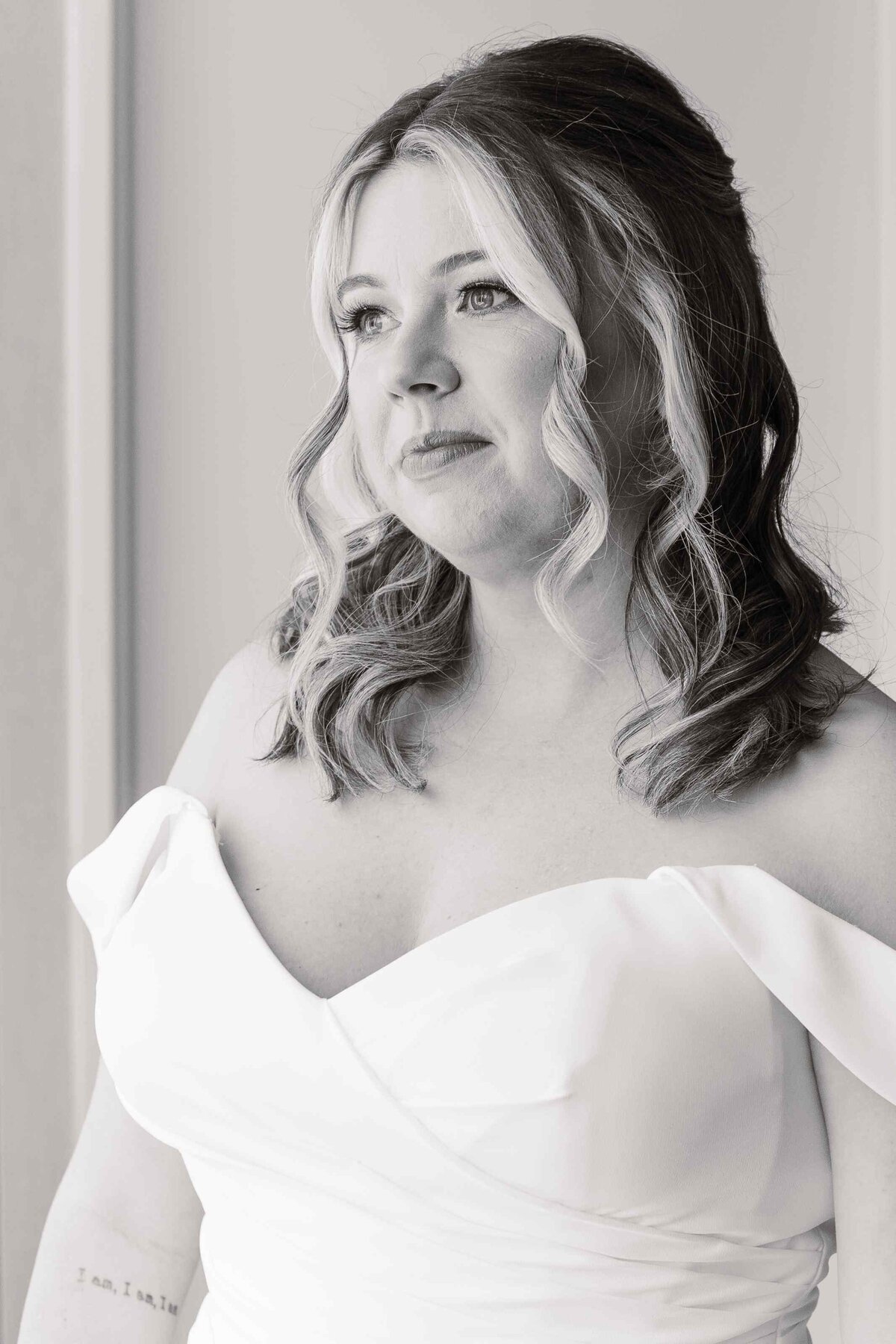 03-greyscale-bride-hotel