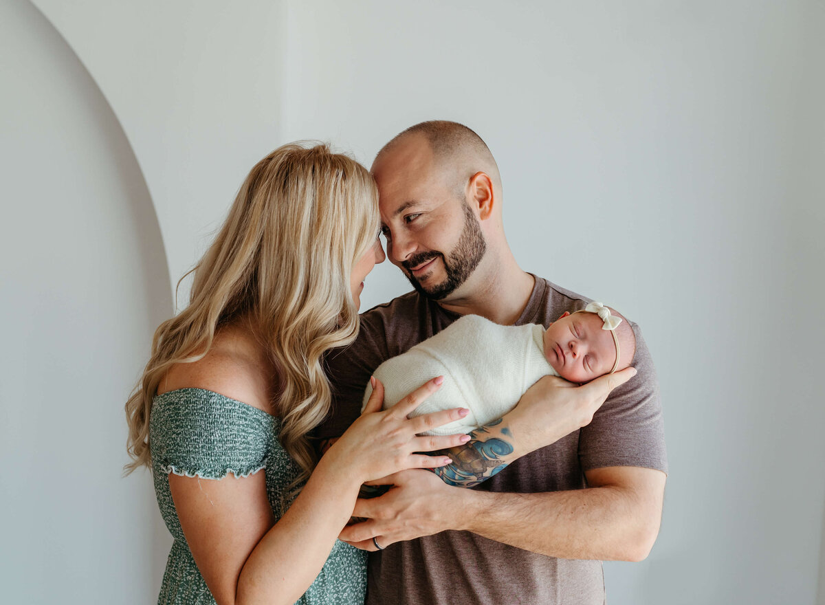 newborn-poses-with-both-parents