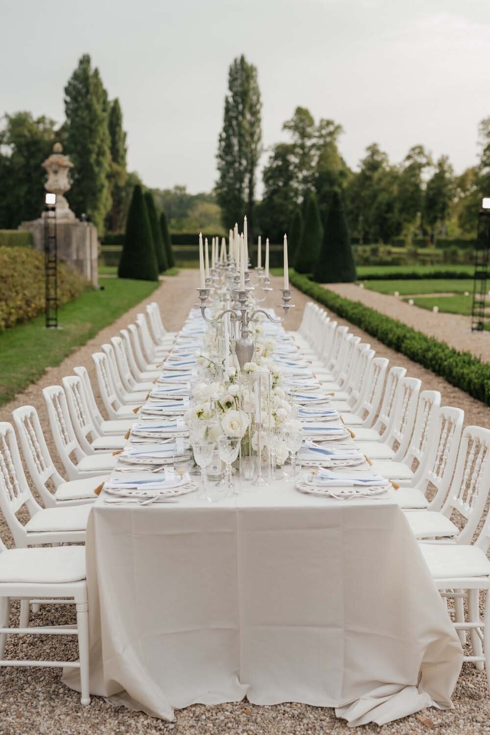 white luxury romance at chateau de Villette for Hannah & dylan Barbour wedding in Paris - Floarl designer Veronique lORRE7