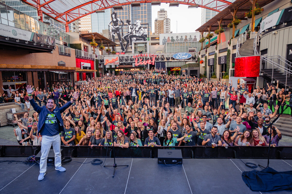 kansas-city-event-photography-0206-large-crowd-cheering