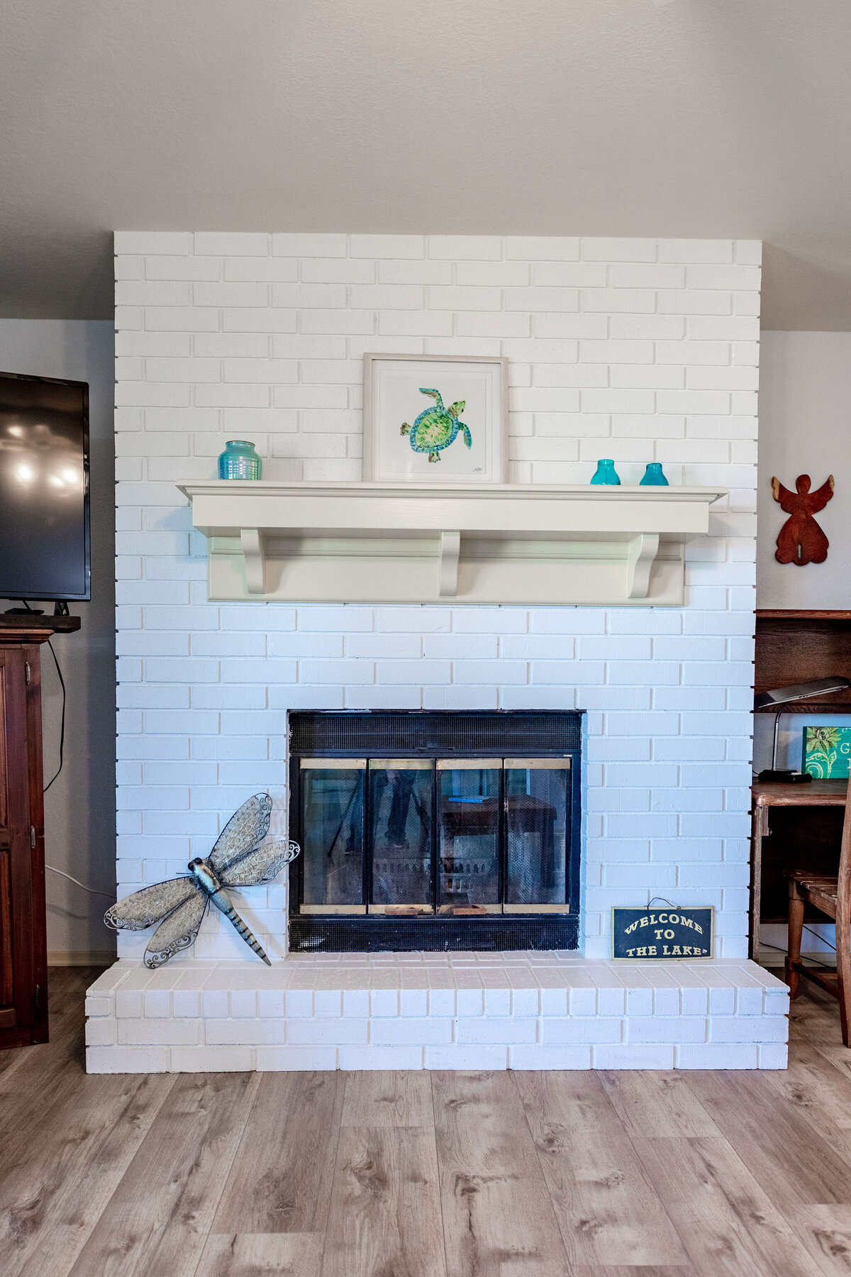 Fireplace area in the living room of this 2-bedroom, 2-bathroom lakeside vacation rental home for 6 guests on Tradinghouse Lake with privacy access to a fishing dock and boat launch pad, ping pong table, gazebo, free wifi and free parking in Waco, TX.