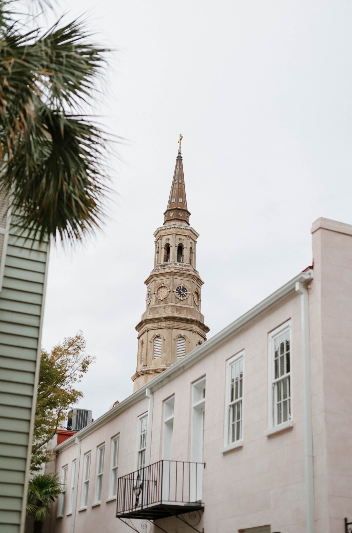downtown-charleston-engagement-session-meg-andrew-008