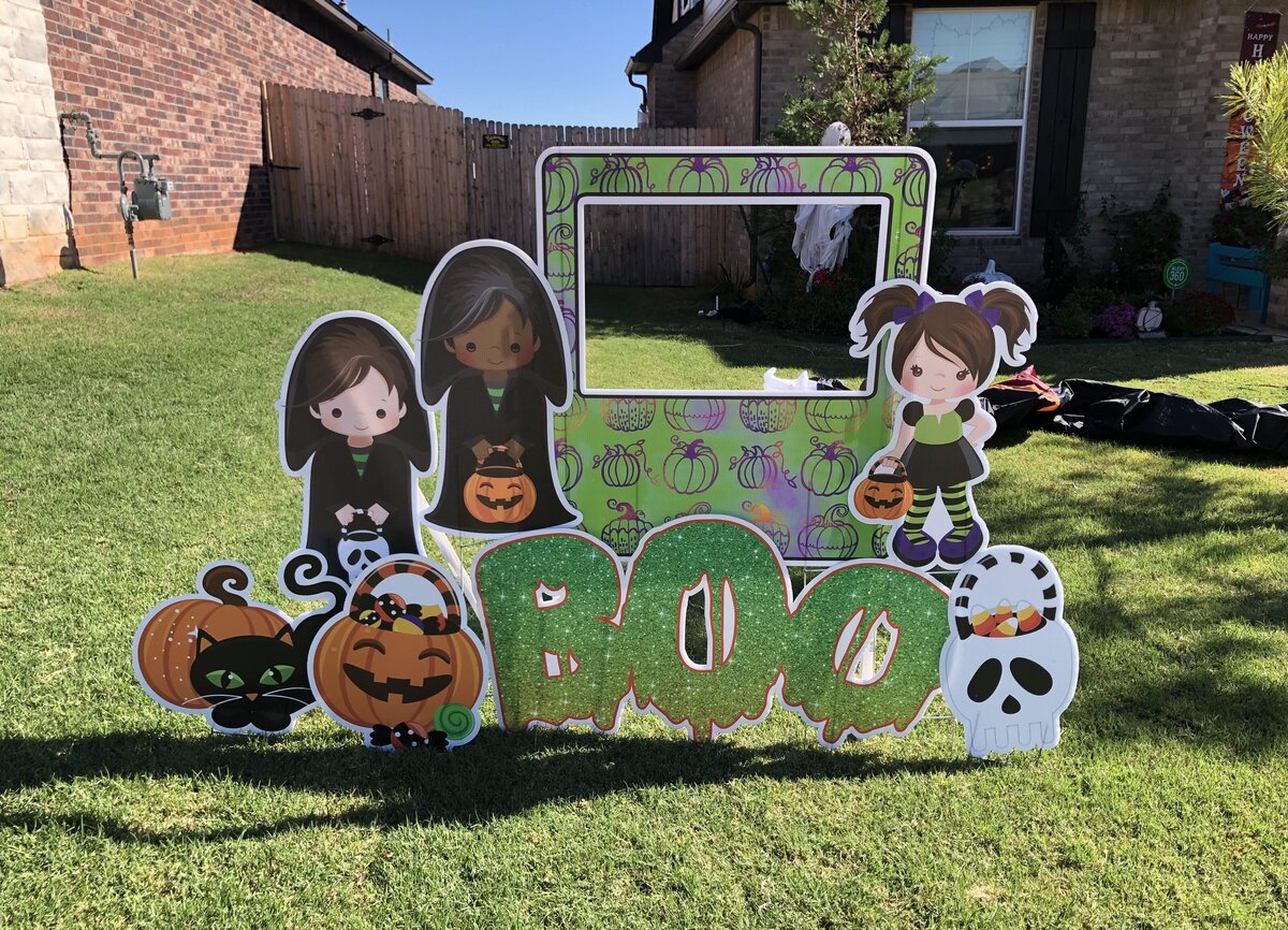 Halloween Setup. Simply Sign It is a yard greeting sign rental company servicing Edmond, NW OKC, Piedmont, and Deer Creek. Create a yard greeting sign for your home, organization, or school.