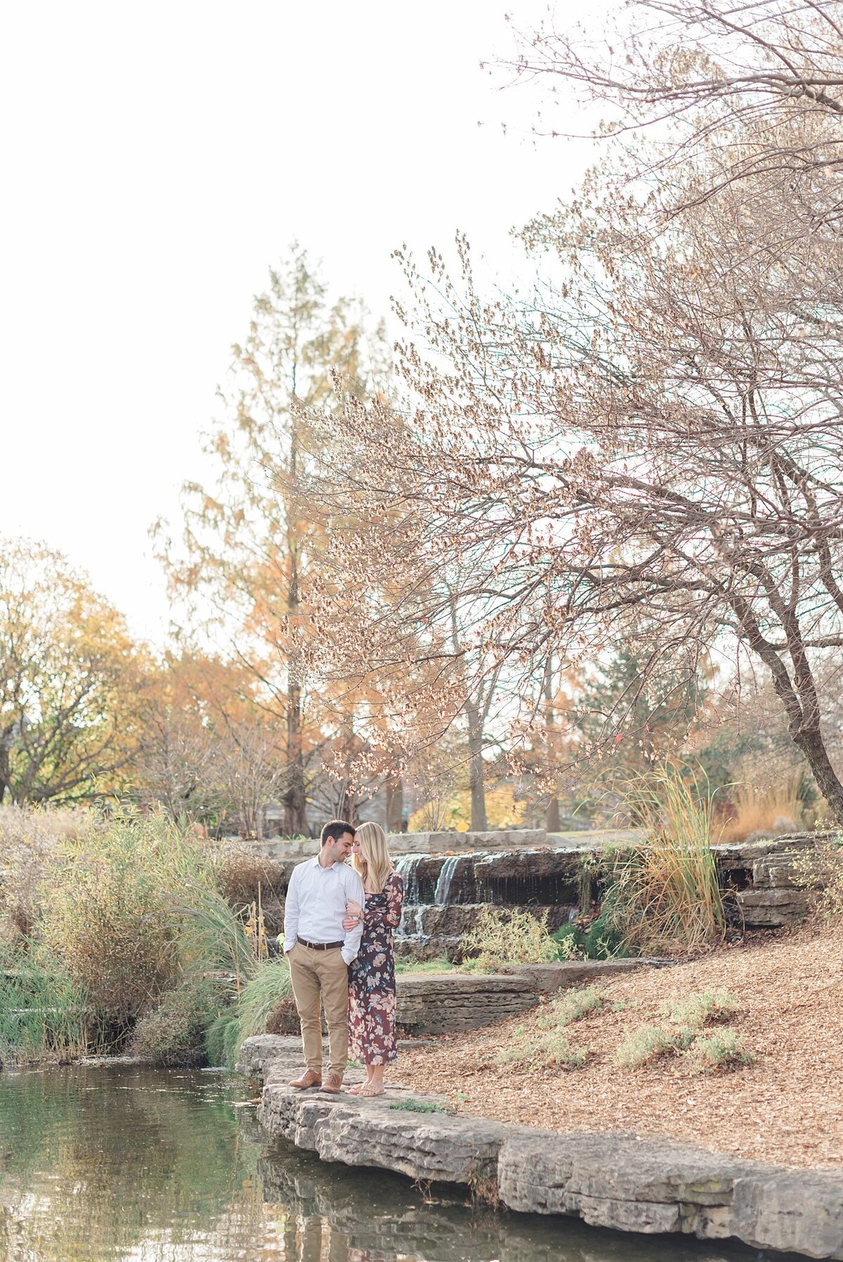 Couple poses by pond dur Columbus, Ohio engagement session