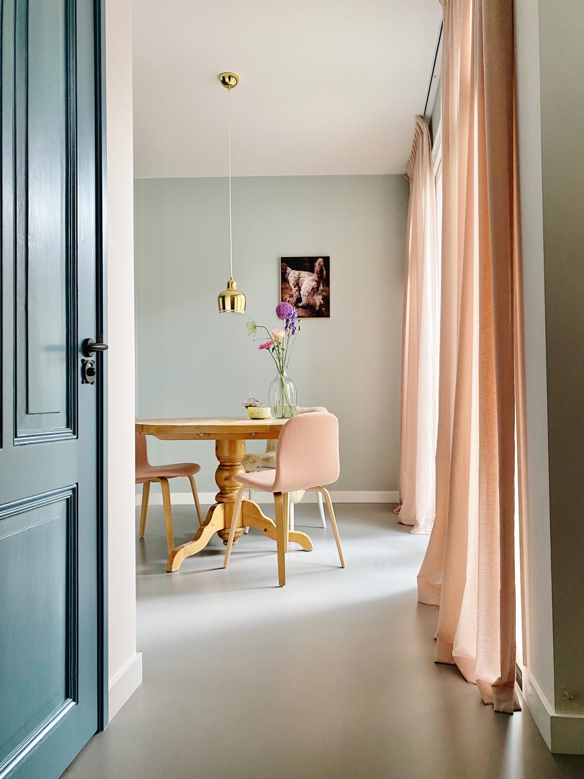 Bij dit project kleur toegevoegd op de wanden, deur, en gordijnen, Daarnaast mooie eetkamerstoelen geadviseerd.
