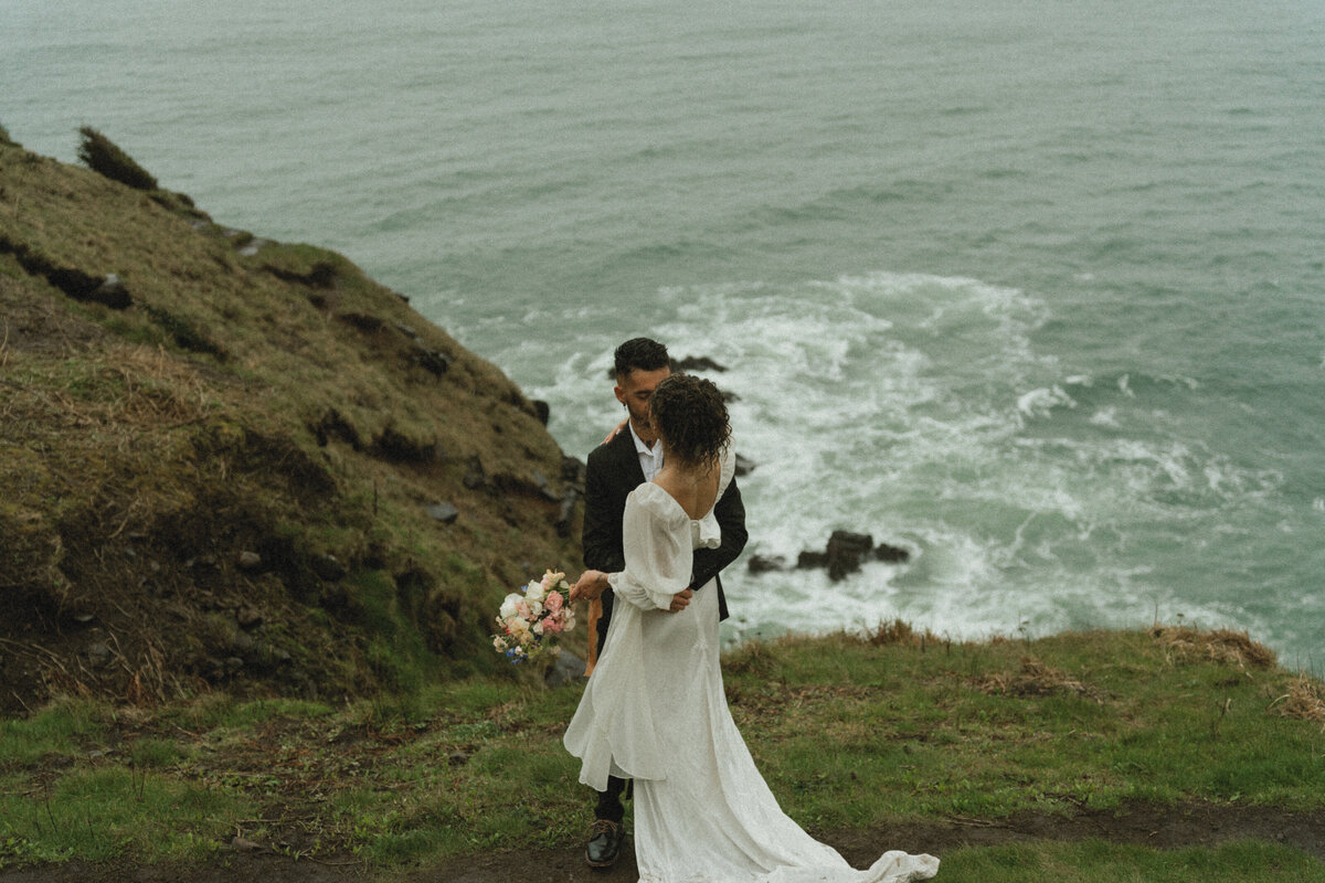 elopement oregon cliff - lizarrietaphotography-23