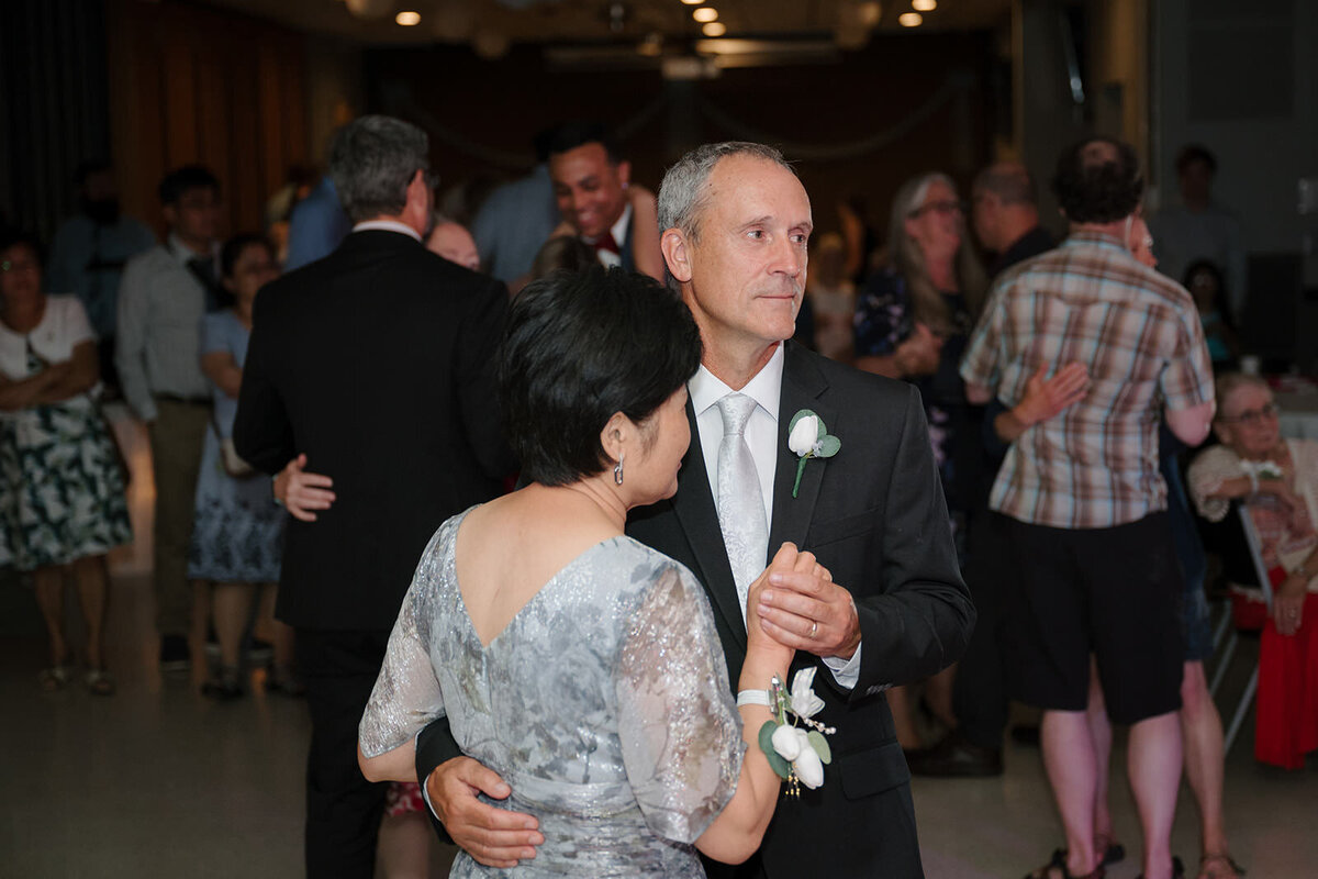 Traditional summer church wedding Rochester MN | Oduma photography -187