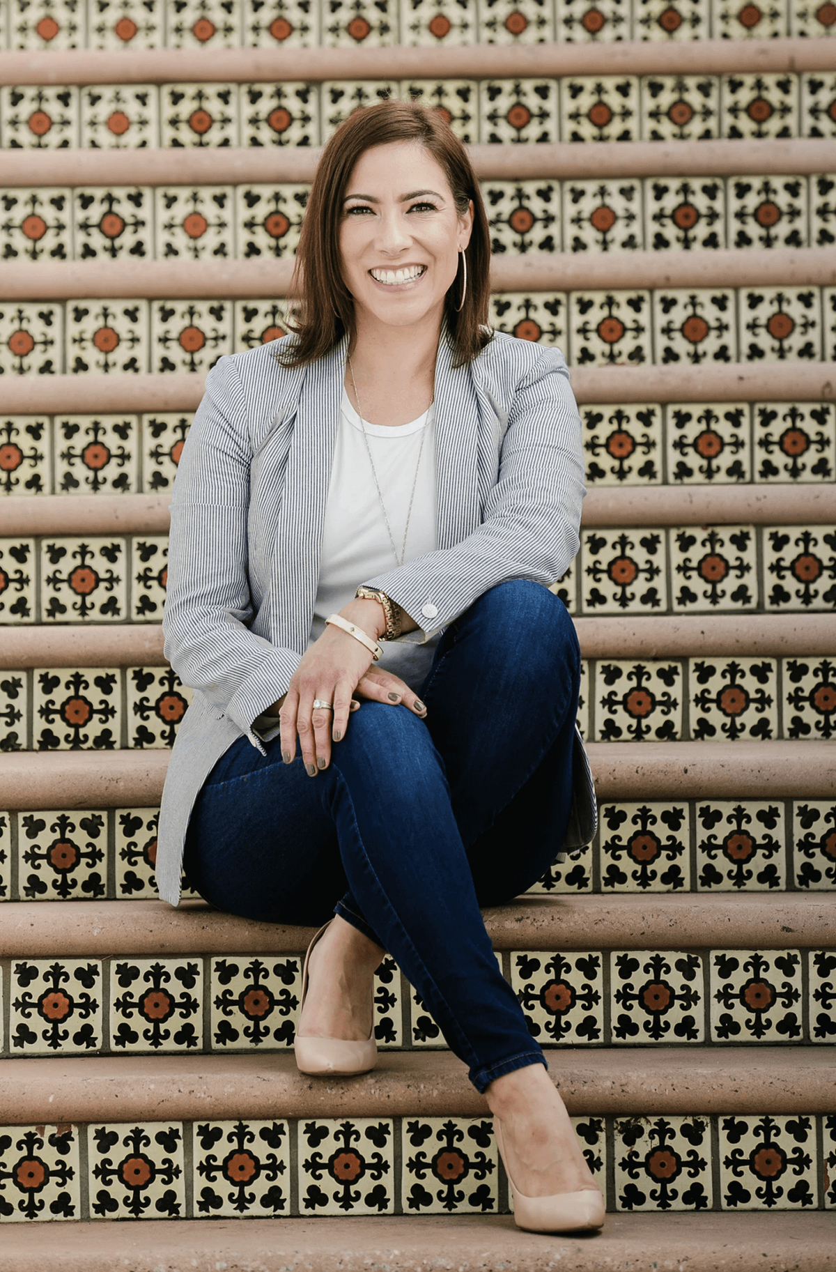 personal-brand-photo-professional-woman-sitting-omni-la-costa