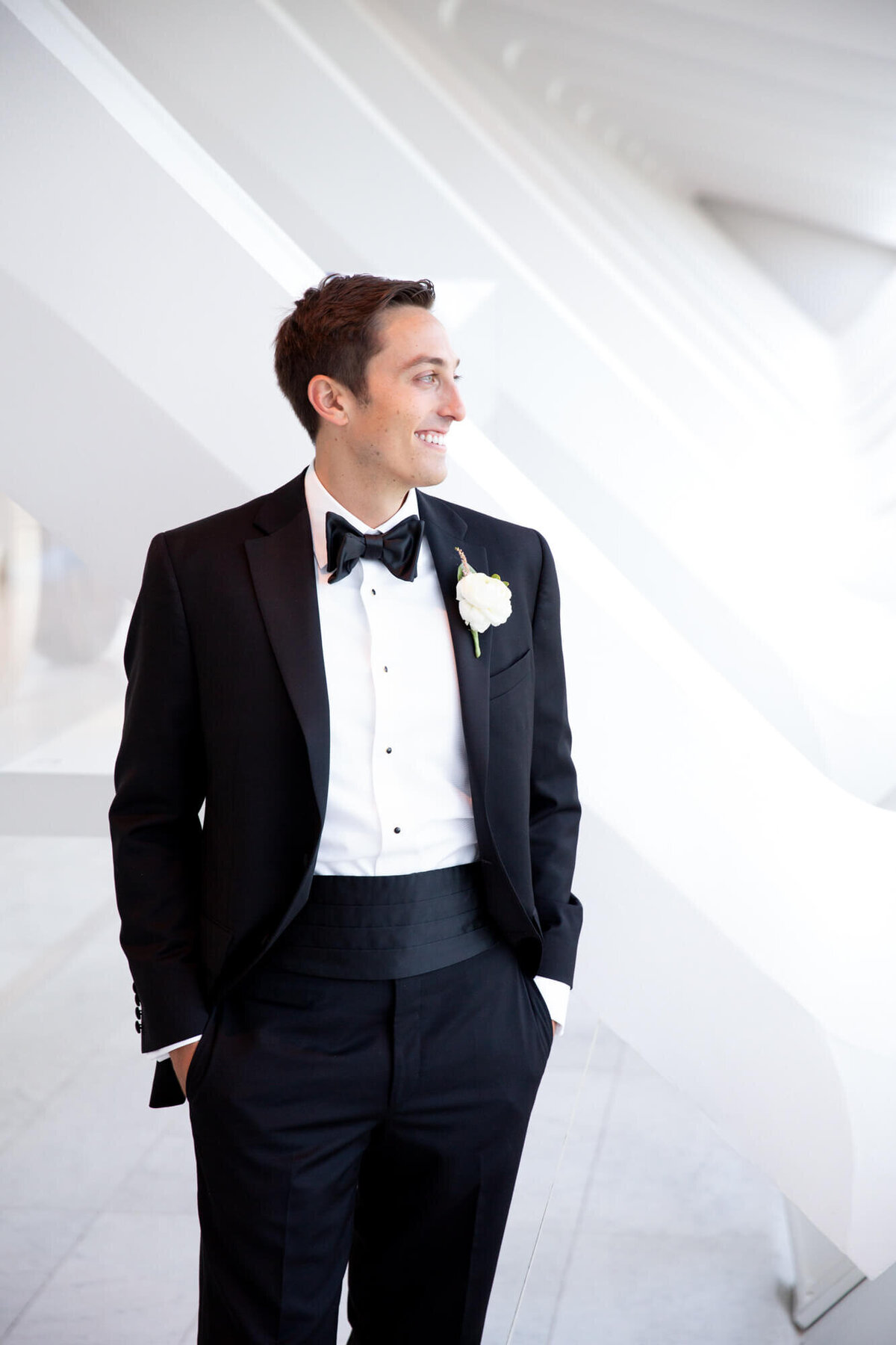 milwaukee-art-museum-wedding-groom-tuxedo