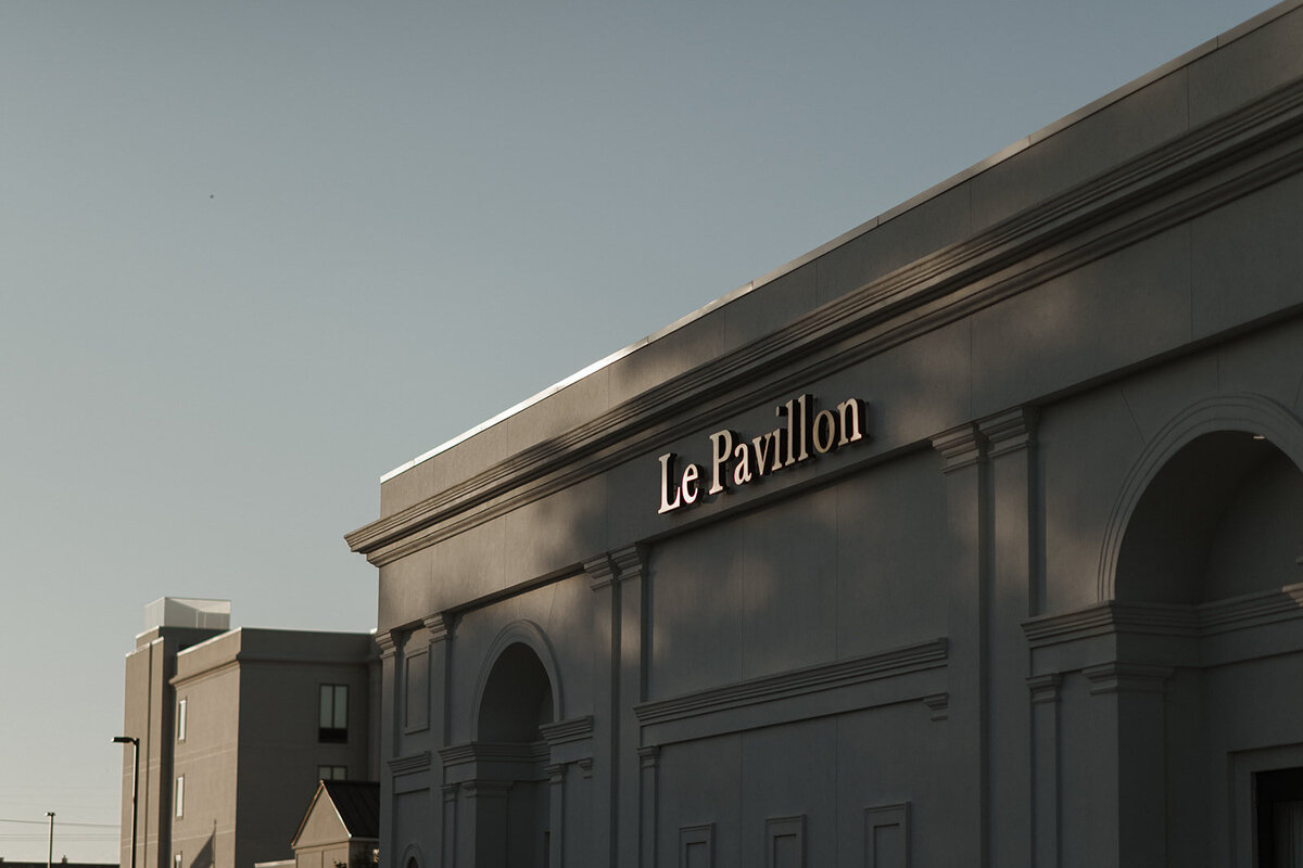 Le Pavillon Wedding Venue Lafayette La Sign golden light