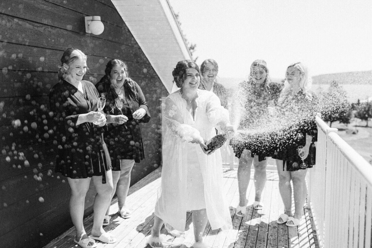 bride-with-bridesmaids-and-champage