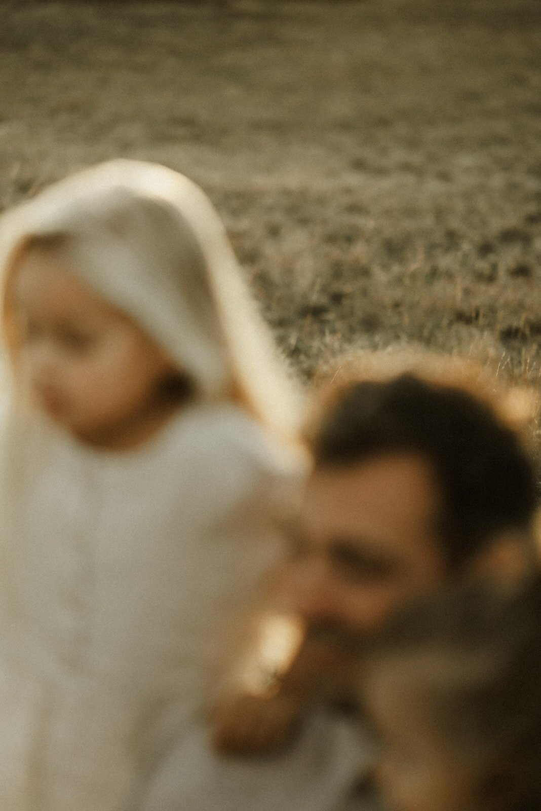 Gezinsfotografie in Nijlen tijdens golden hour – pure, spontane momenten vastgelegd in de heide.
