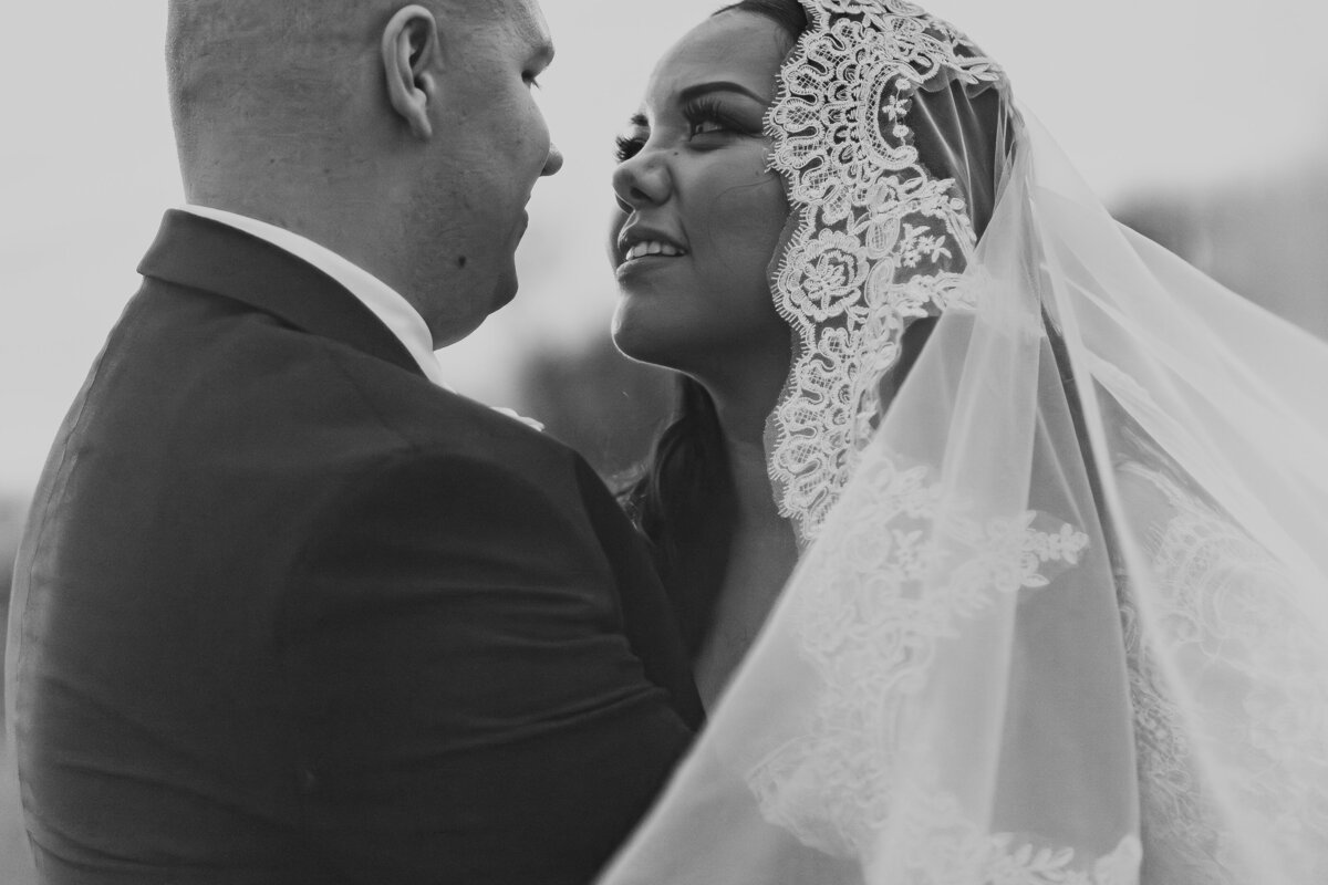storyteller-collective-photo-co-bride-groom-lace-veil-blackwhite-ashton-hill-farm-cedar-rapids-iowa