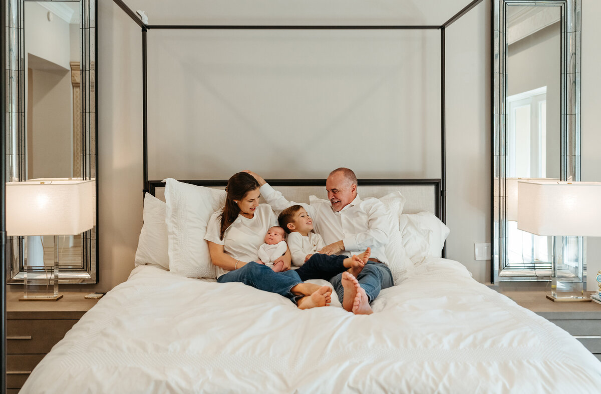 using-parents-bedroom-in-home-session