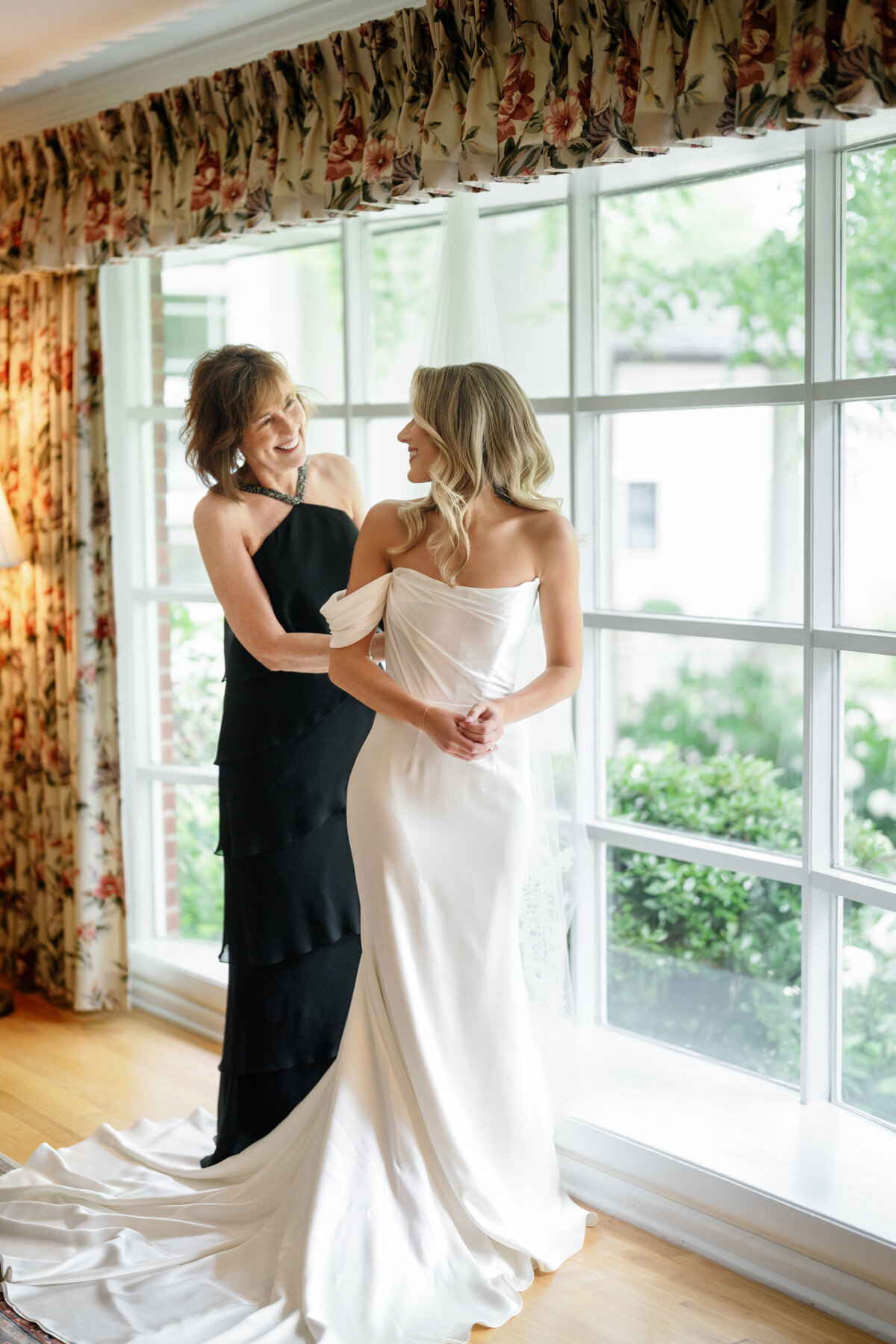 Aspen-Avenue-Chicago-Wedding-Photographer-Chicago-Athletic-Association-Simplicitee-XO-Design-Co-St-Mary-of-the-Angels-Church-Anomalie-Beauty-Timeless-Vogue-27