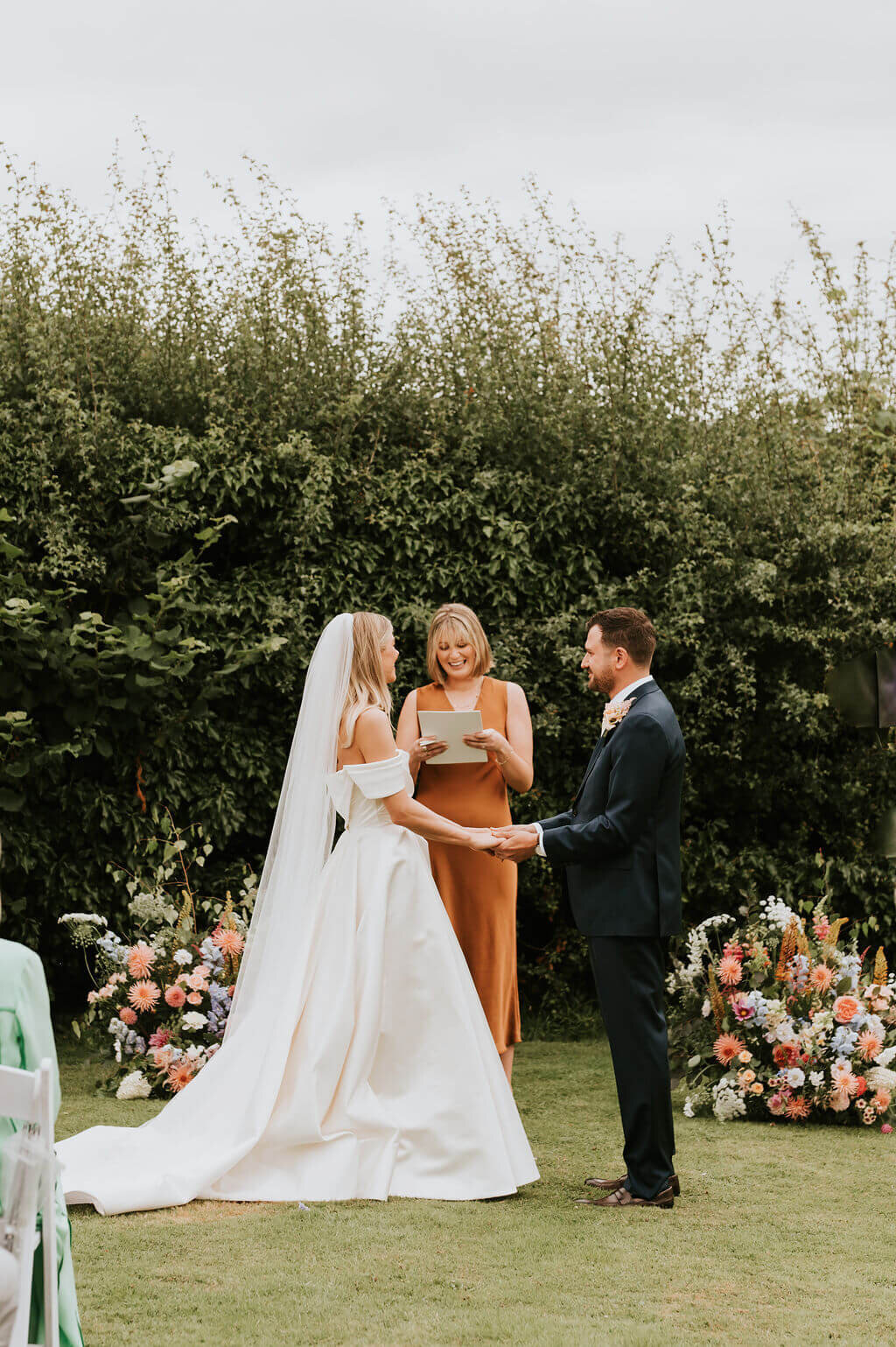 Issy-and-Bella-Floral-Design-Wedding-Florist-Herefordshire-Broadfield-Court-j&N48
