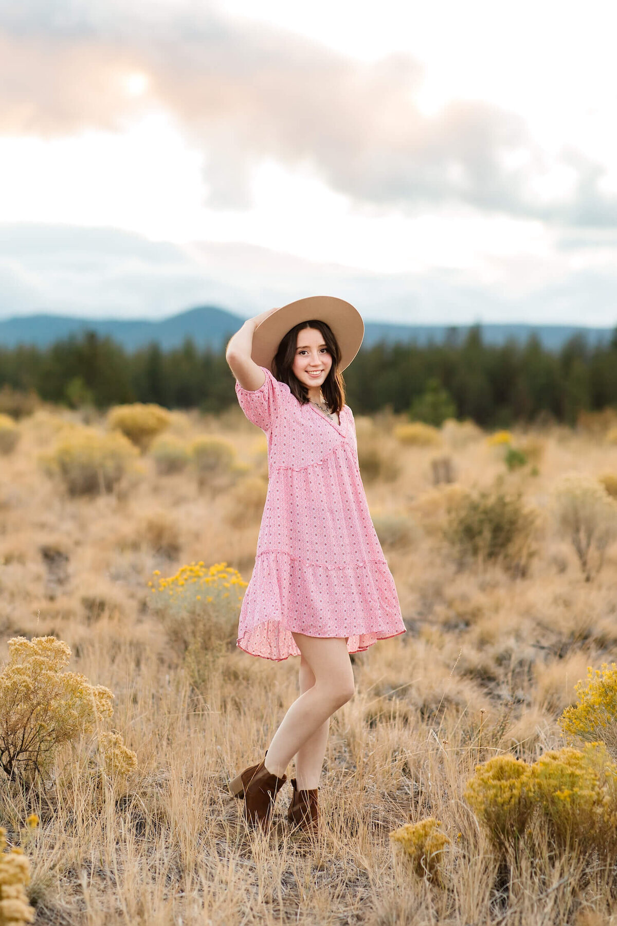 bend-senior-photographer-girl-in-pink-dress-in-field