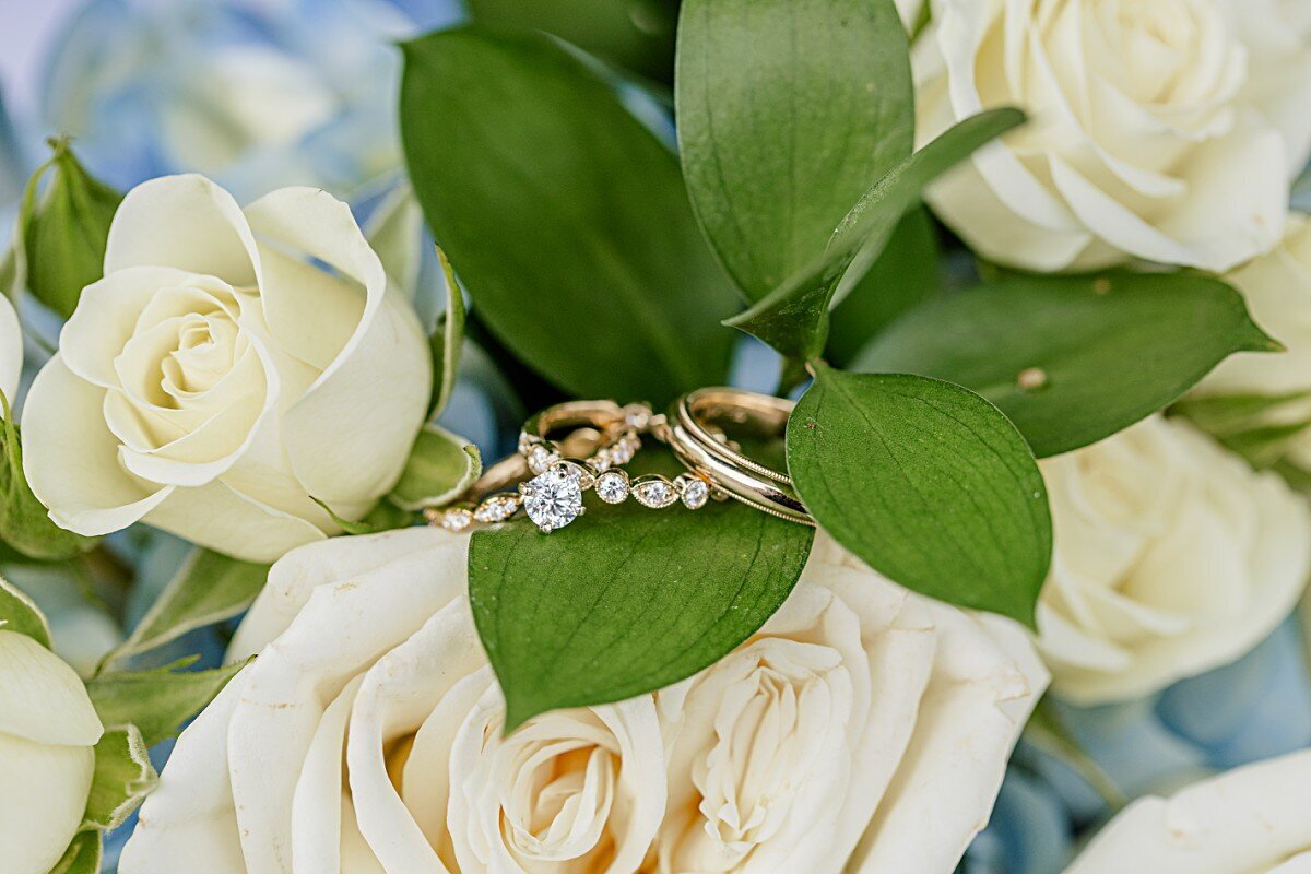 bouquet-with-wedding-rings-on-it