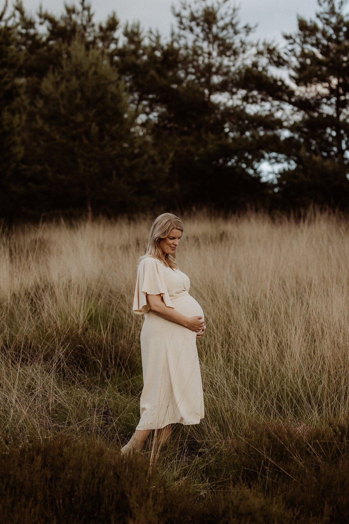 Zwangerschaps-fotoshoot-op-de-hei-in-Apeldoorn