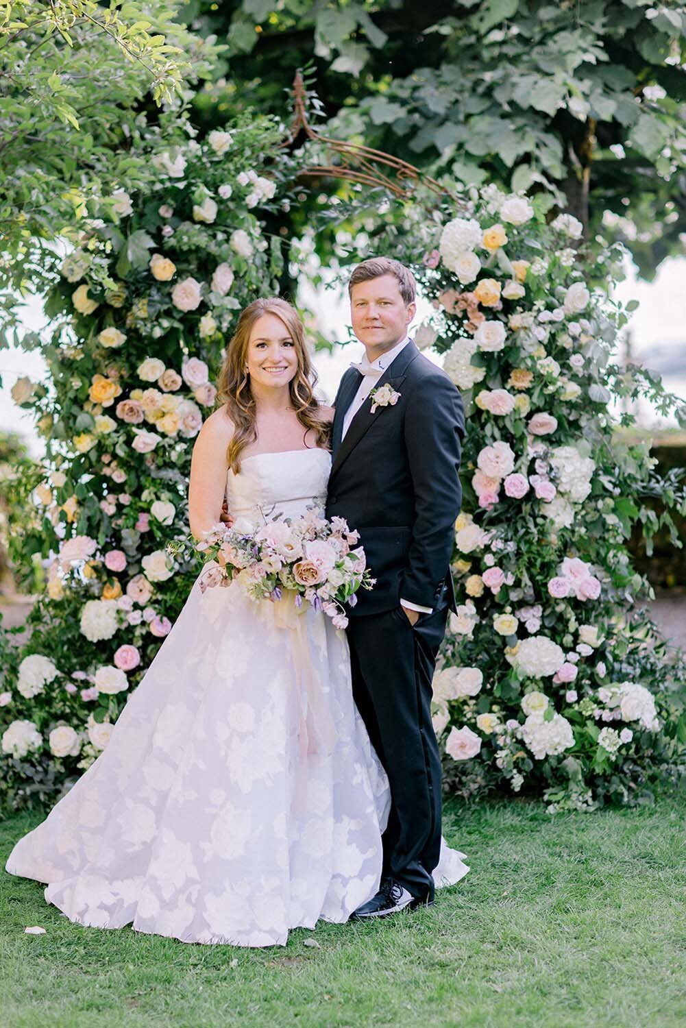 Alexandra & John romantic blush and lavender wedding by the Annecy Lake - Veronique Lorre floral designer - The Komans photography45