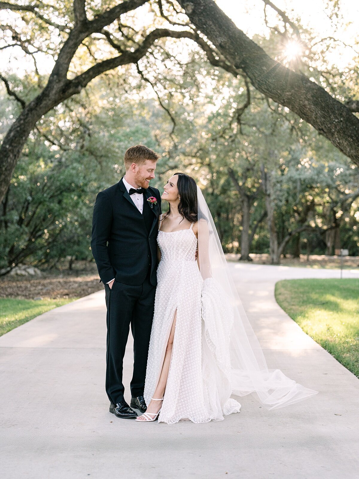 Chandelier- of-Gruene-San-Antonio-wedding_0004