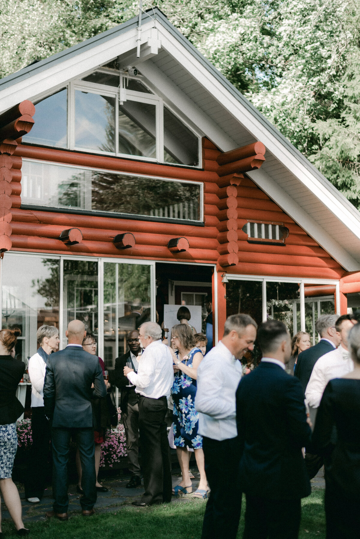 Vieraat onnittelevat hääparia vihkitilaisuuden jälkeen