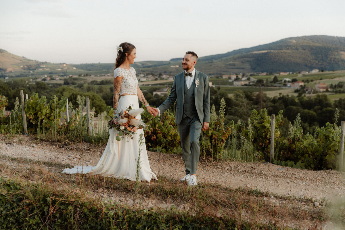 Prisylia-et-Guillaume-couple-mariage-vignes-beaujolais2