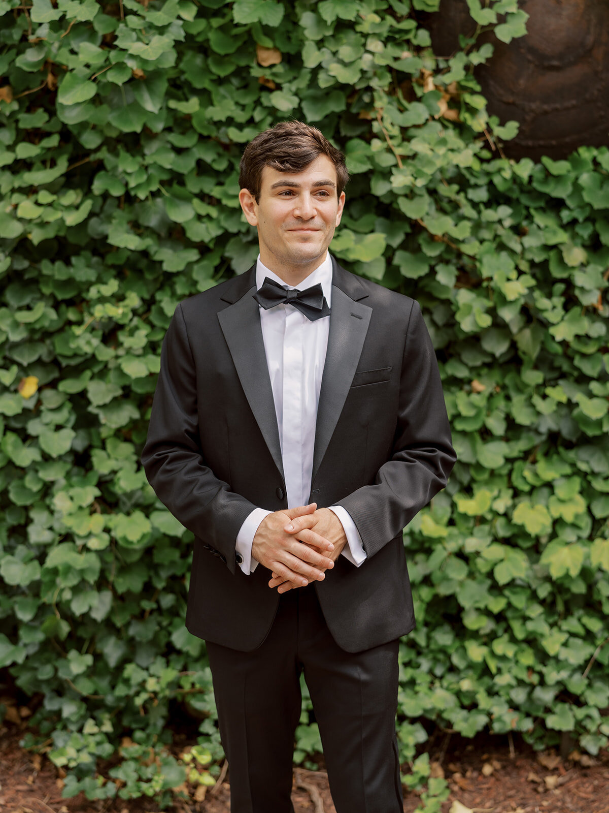 groom-candid-first-look-long-island-city-ny