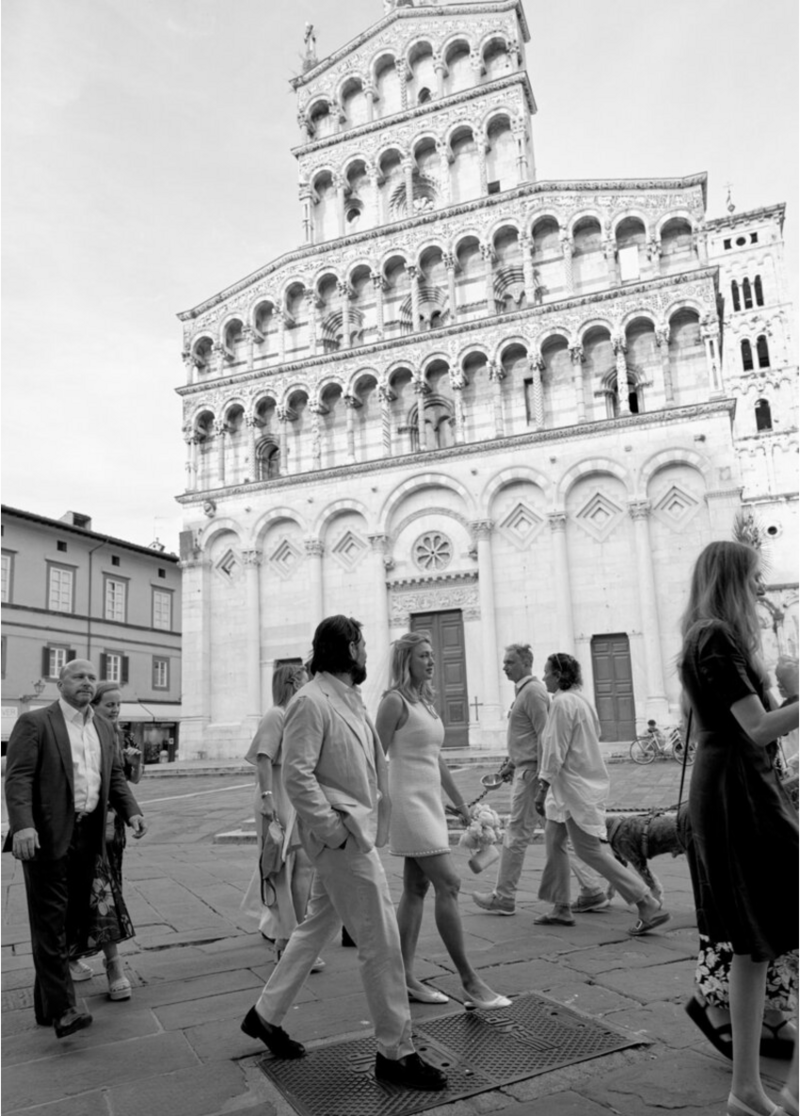 edw-couple-walking-duomo-tuscany