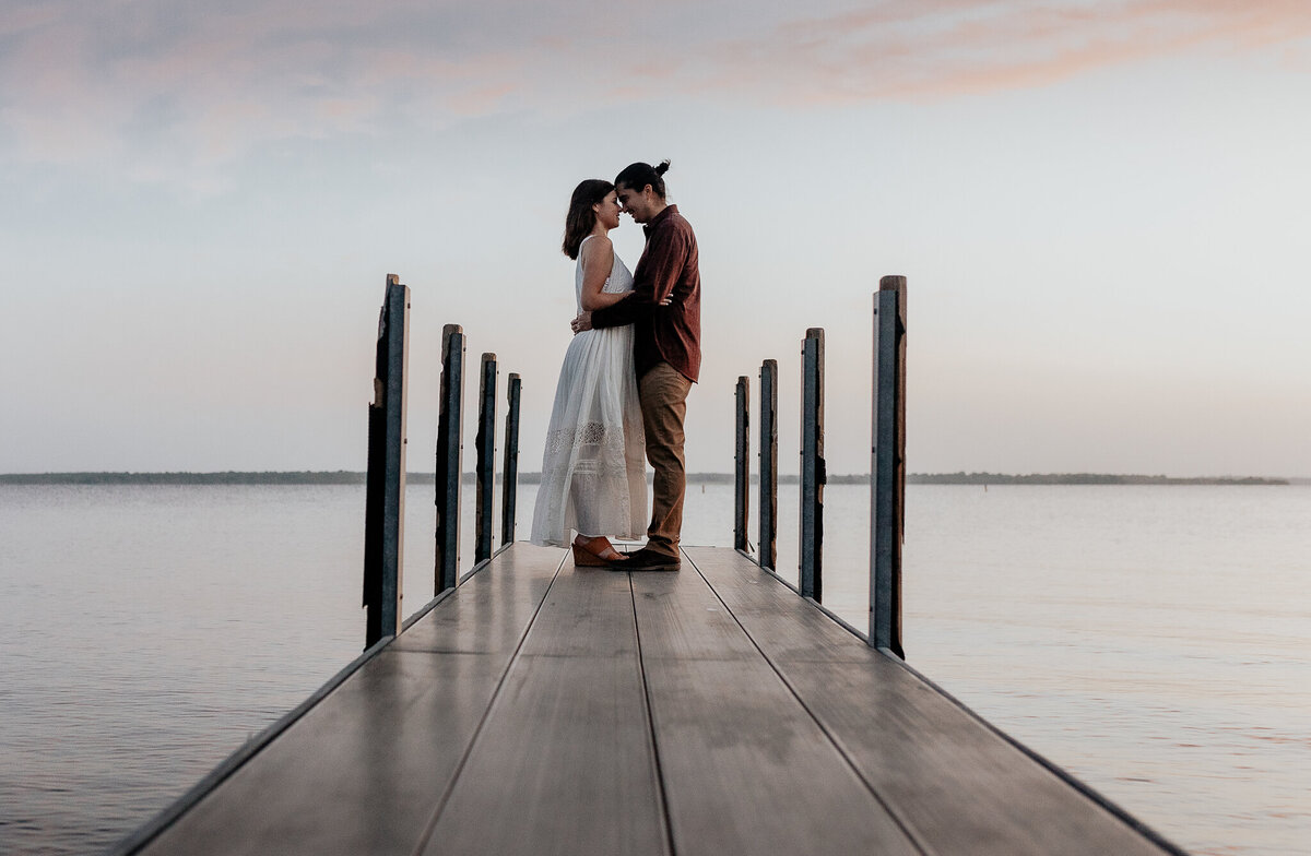 lake-whitney-sunrise-couple-photoshoot