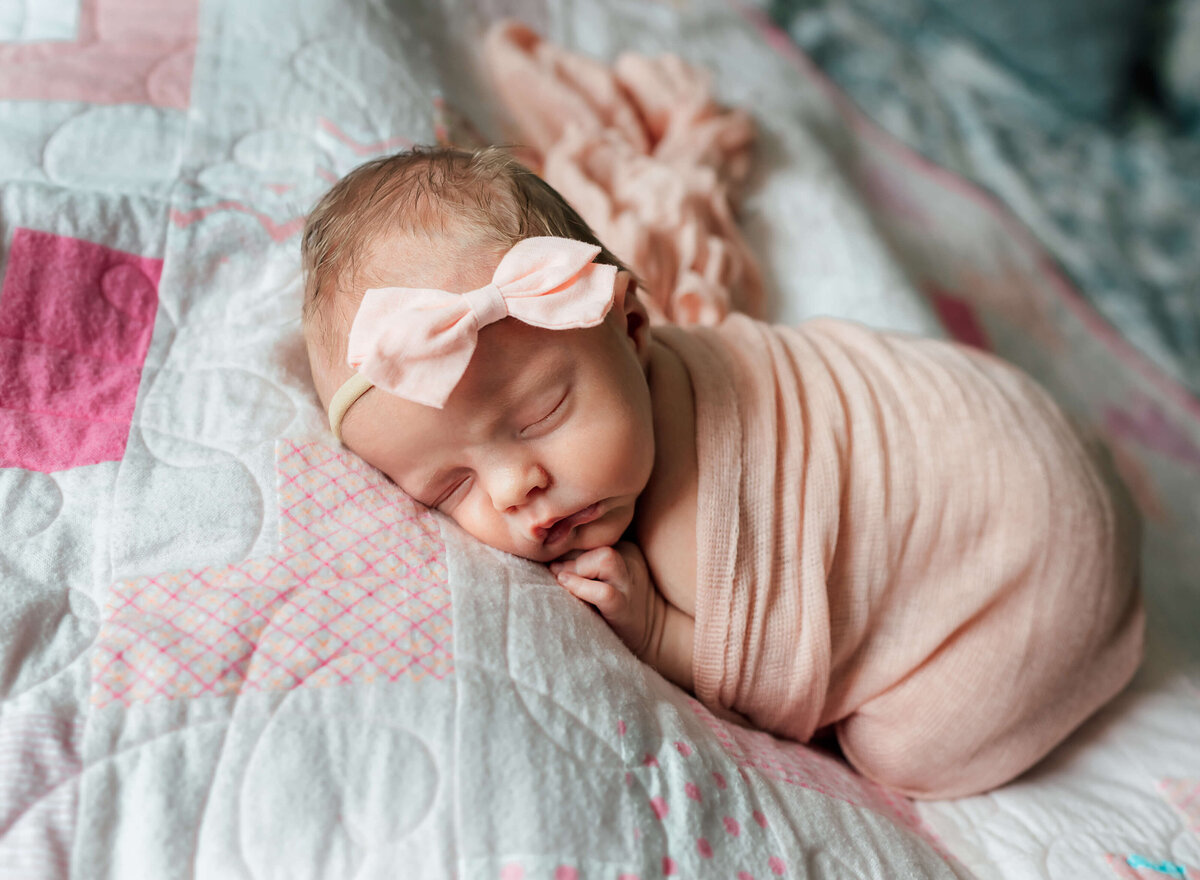 newborn-with-sentimental-quilt