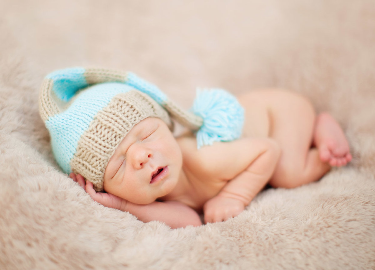 newborns in hats386