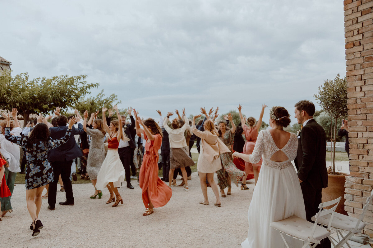 Coline-et-Lincoln-cocktail-mariage-invites-dance