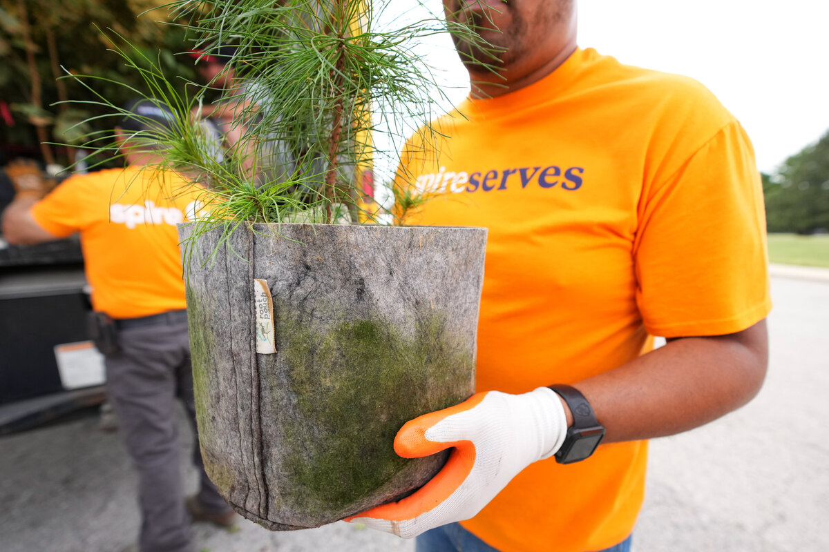 kansas-city-marketing-photography-people-0109-volunteer-carrying-potted-plant
