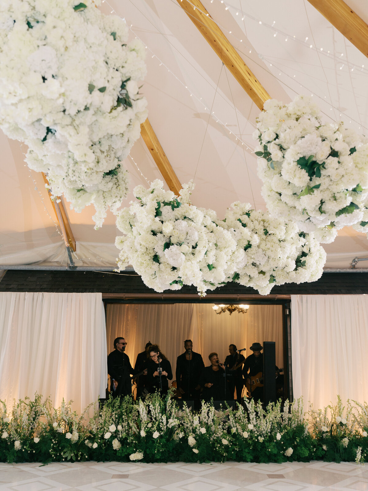 luxury-wedding-floral-installation-at-castle-hill-inn