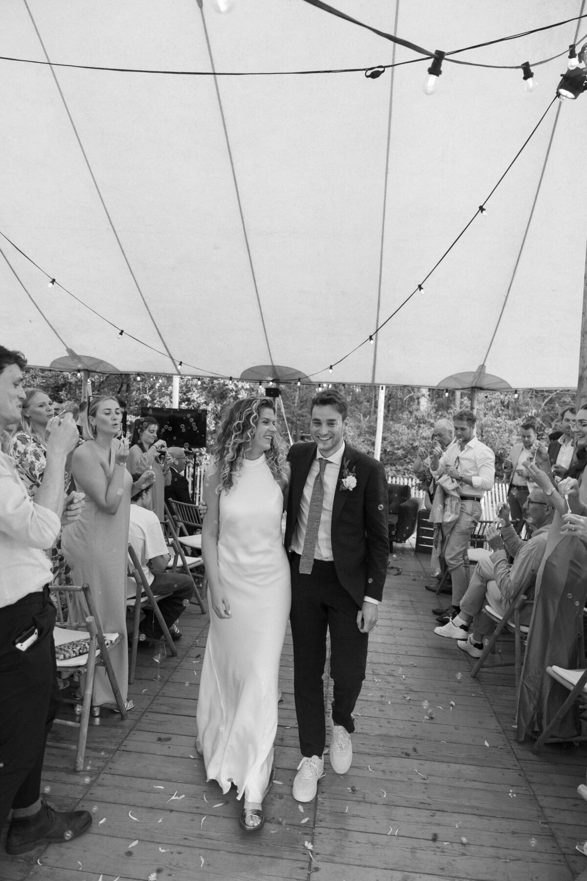 Koppel wandelt door gangpad na ceremonie.