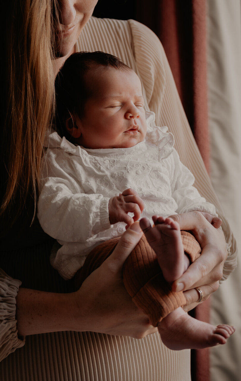240528 Newbornshoot TharaDSC04397-Verbeterd-NR 22
