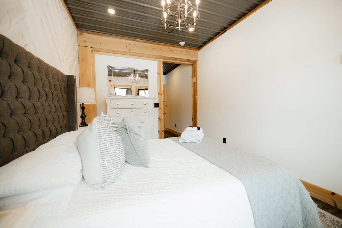 Bear-Ridge-Destination-barndo-suites-rosie-photo-video-26