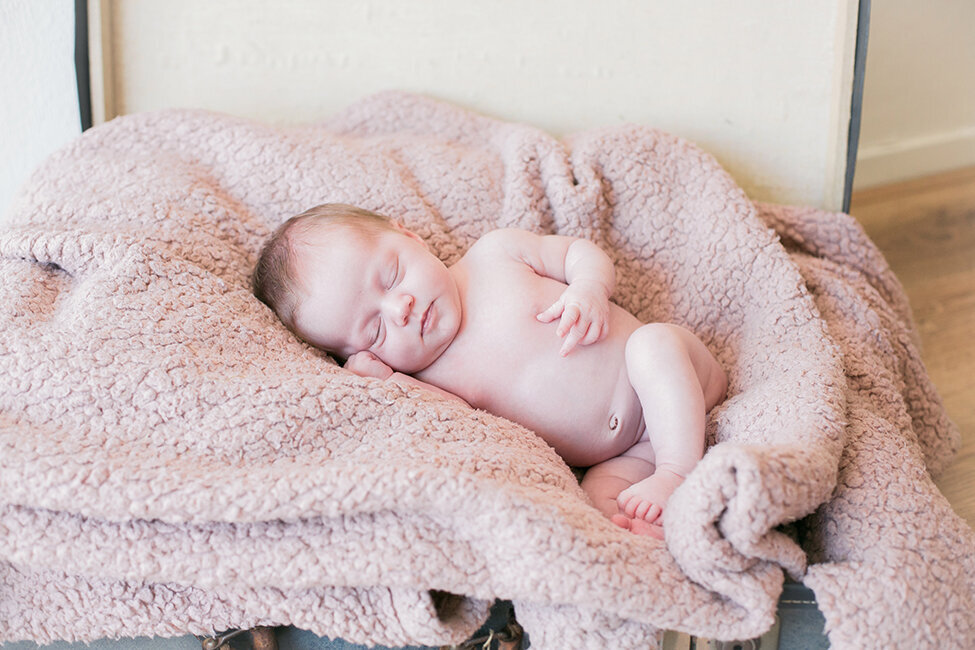 newborn shoot babymeisje roze