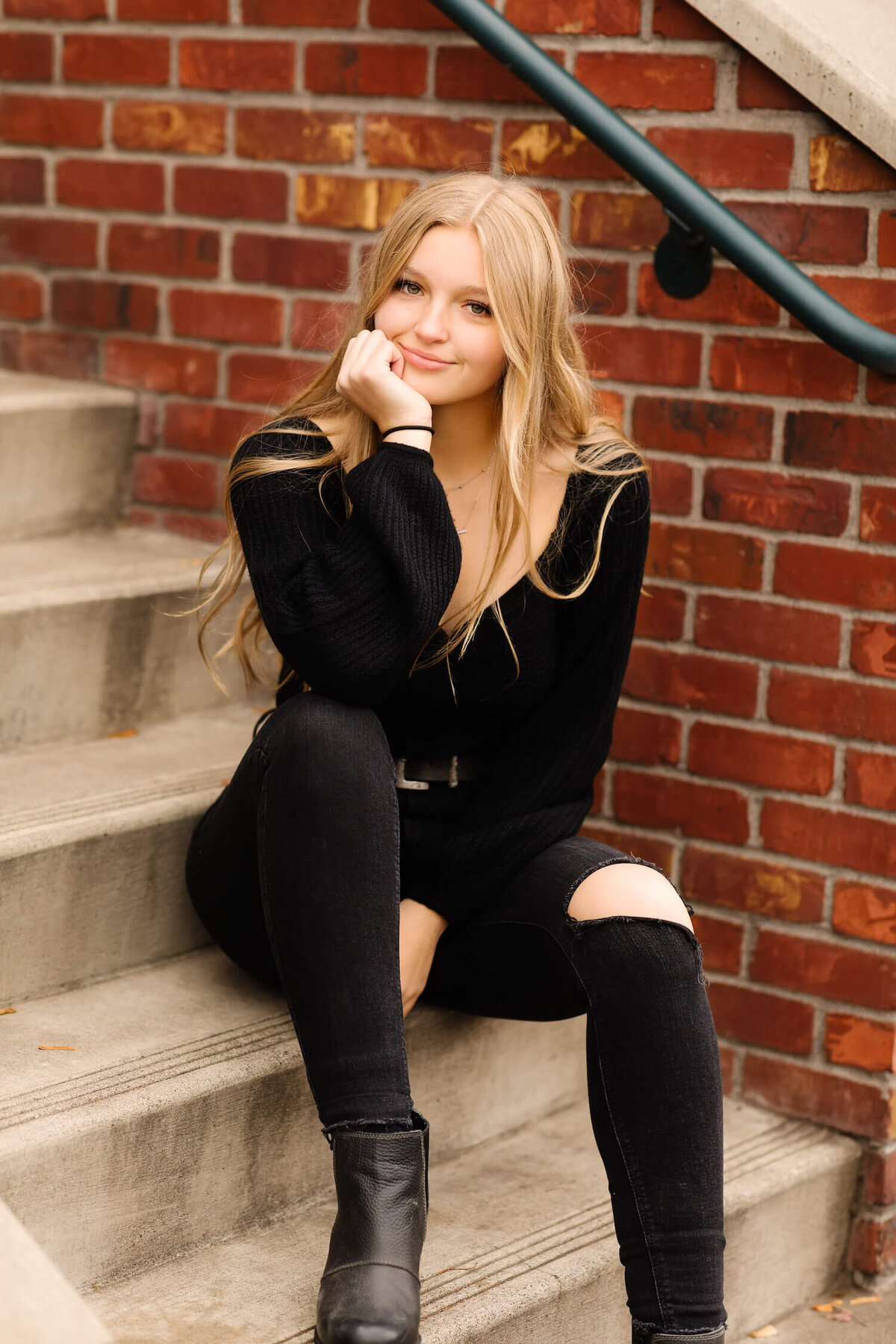 bend-senior-photographer-blonde-girl-sitting-on-steps