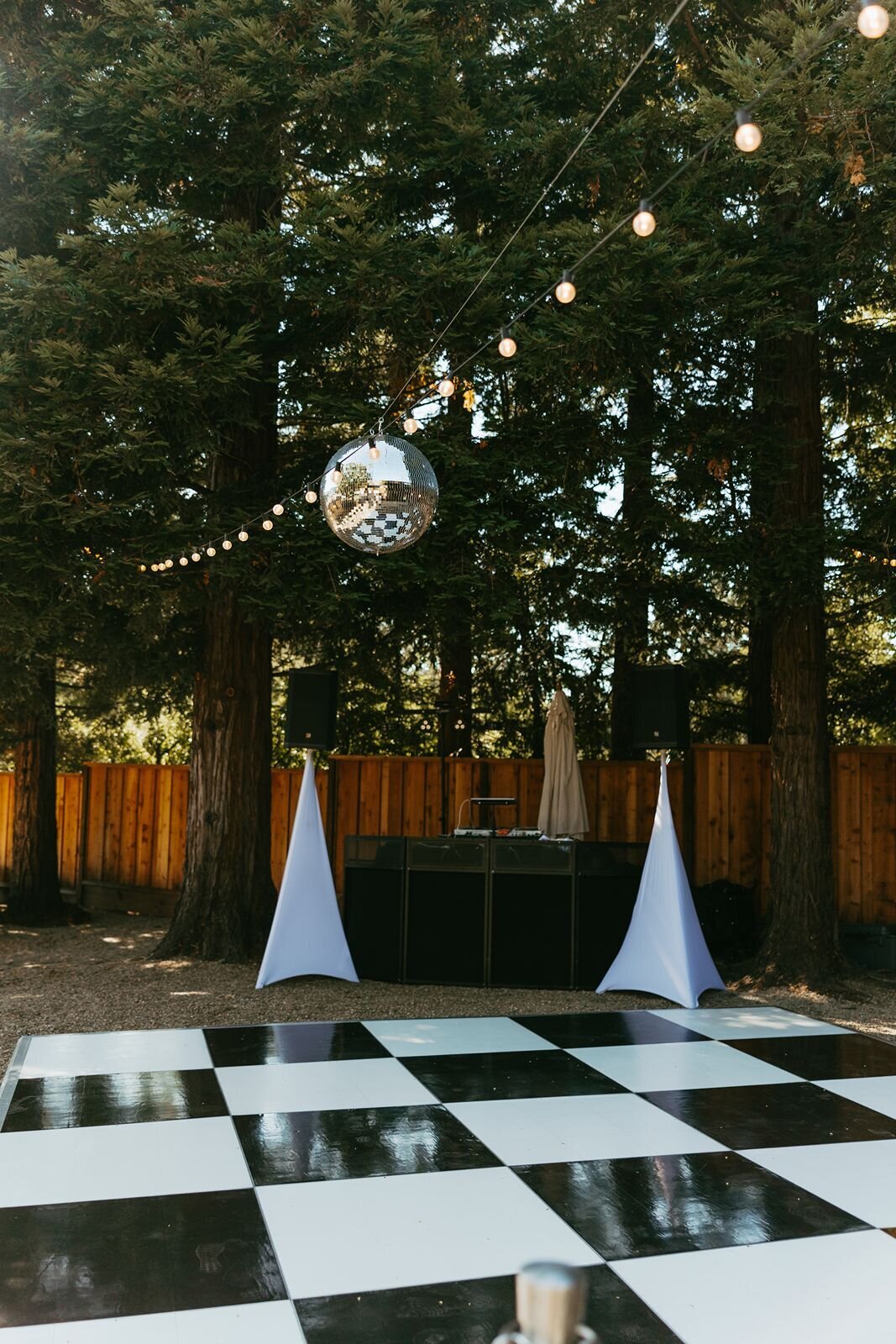 black-and-white-dancefloor-with-checkered